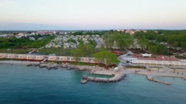 Hırvatistan 'da güzel bir sahil beldesi. Hava görüntüsü. Yaz zamanı..