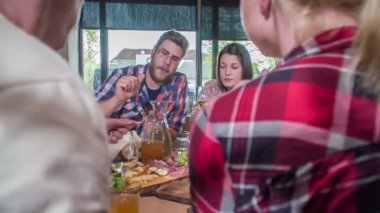 Arkadaşlar geleneksel bir Littoral bölge restoranında öğle yemeği yiyorlar. Şu anda, başlangıç olarak biraz et ve peynir yiyorlar. Gerçekten eğleniyorlar..