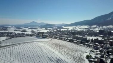 Kışın güzel manzaralar ve köyler görebiliriz. Hava görüntüsü. Her yer karla kaplı..