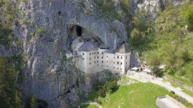 Slovenya 'da bir Predjama Kalesi. Bu kale Slovenya 'nın güneyindeki bir mağara ağzında inşa edildi..