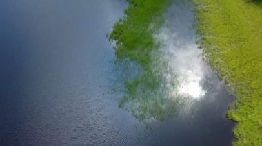 Güzel koyu mavi bir göl ve etrafında güzel yeşil bir çayır. Hava görüntüsü. Doğa gerçekten muhteşem..