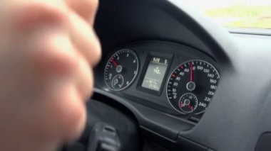 Şoförün biri direksiyonu çeviriyor..