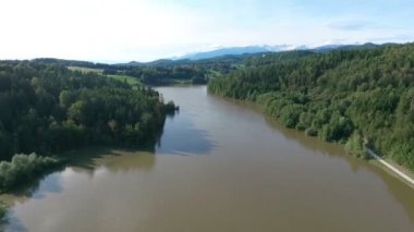 Birçok orman ve ağaçlar gölü çevrelemektedir. Hava görüntüsü.