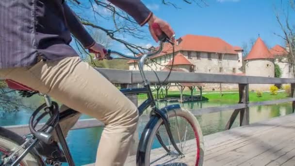 Filmato Giovane Uomo Bicicletta Sul Ponte Vicino Castello — Video Stock