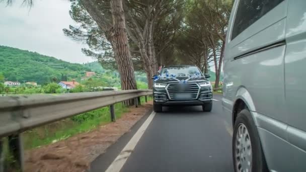 Versierde Auto Rijden Een Met Bomen Omzoomde Weg Gaan Naar — Stockvideo