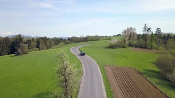 Siyah Bir Minibüs Kır Yolunda Yokuş Yukarı Gidiyor Hava Görüntüsü — Stok video