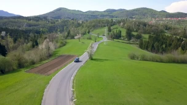 Manzaranın Ortasında Bir Araba Yolda Ilerliyor Gün Çok Güzel — Stok video