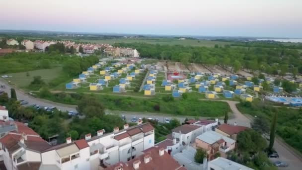 Uma Aldeia Verão Com Casas Verão Amarelas Azuis Tiro Aéreo — Vídeo de Stock