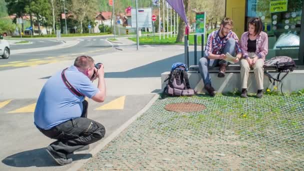 Uomo Scatta Foto Due Amici Che Sono Seduti Guardando Negli — Video Stock