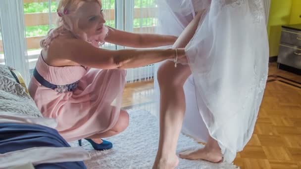 Koszorúslány Ráteszi Harisnyatartót Menyasszony Combjára Segít Neki Felöltözni Esküvőjére — Stock videók