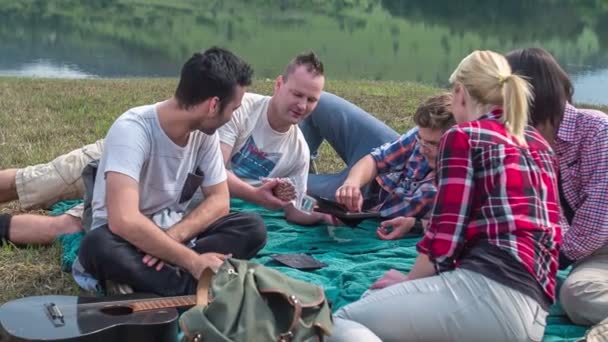 这群年轻人在湖边度过他们的一天 在那里他们唱歌 弹吉他 — 图库视频影像