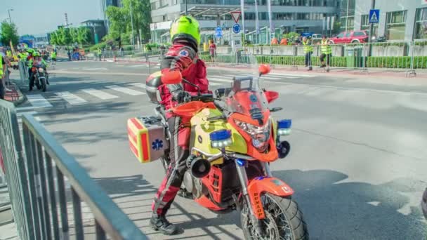 Una Ambulancia Motocicletas Necesitan Prepararse Prepararse Algo Sucede Durante Maratón — Vídeos de Stock