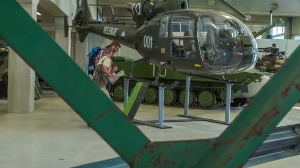 Dwóch Facetów Jest Naprawdę Zainteresowanych Dużym Helikopterem Muzeum Rozmawiają Tym — Wideo stockowe