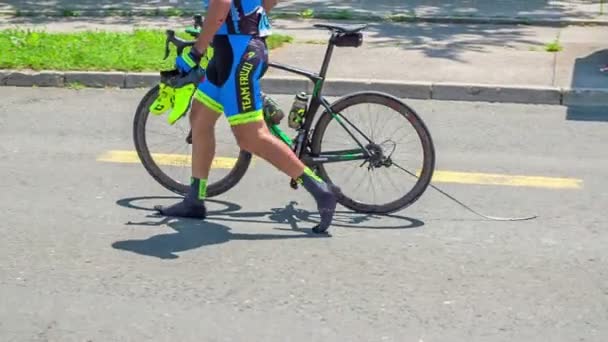 Einer Der Teilnehmer Hatte Pech Mit Der Kette Seinem Fahrrad — Stockvideo