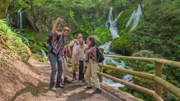 Grupa Pięciu Przyjaciół Skacze Wysoko Górę Robią Sobie Selfie Przed — Wideo stockowe