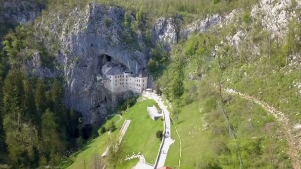 Paisaje Verde Castillo Construido Dentro Boca Cueva Disparo Aéreo — Vídeos de Stock