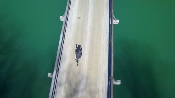 Πλάνα Του Νεαρού Άνδρα Ιππασία Ποδήλατο Στη Γέφυρα Κοντά Στο — Αρχείο Βίντεο