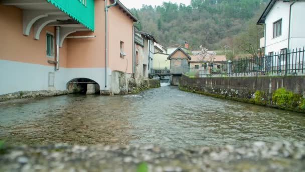 Řeka Teče Mezi Pod Domy Této Malé Vesničce Slovinském Krasu — Stock video