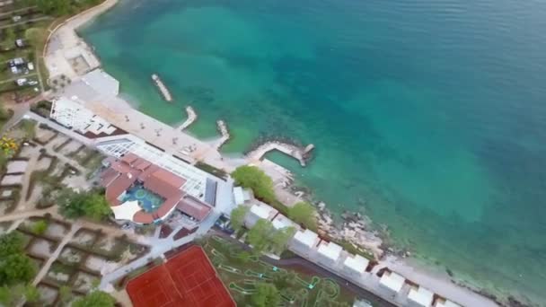Mar Azul Verde Balneario Disparo Aéreo — Vídeos de Stock