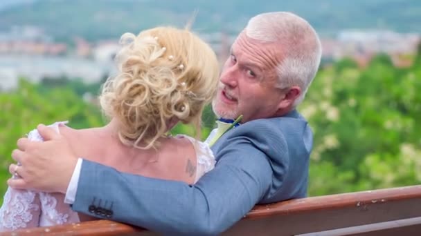 Dieses Paar Mittleren Alters Hat Gerade Geheiratet Sie Sitzen Auf — Stockvideo