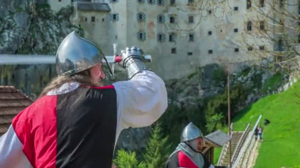 Cavaleiros Estão Cercando Frente Castelo Que Foi Construído Sob Arco — Vídeo de Stock