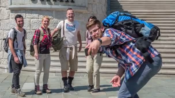 Jóvenes Amigos Van Viaje Toman Montón Selfies Juntos — Vídeo de stock