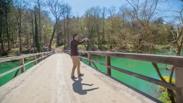 Mladý Muž Baví Někomu Něco Ukazuje Stojí Mostě — Stock video