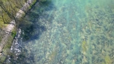 Su açık mavi ve aynı zamanda nehrin dibini de görebiliyoruz. Hava görüntüsü