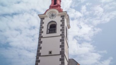 Büyük bir kilise görüyoruz ve insanlar yavaşça oraya doğru yürüyorlar..