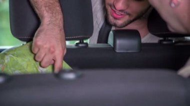Haritadaki bir şeyi işaret ediyor. Gençler seyahate çıkıyor ve gitmek için en iyi yolu düşünüyorlar..