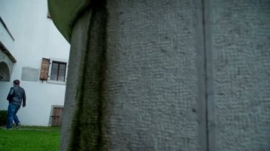 Turistler şatoda dolaşıyor ve turist rehberlerini dinliyorlar..