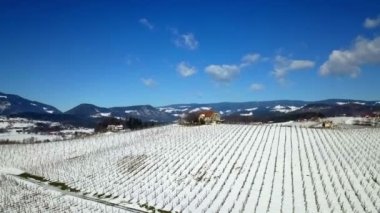 Kış zamanı tepenin üstünde yalnız bir ev var. Doğa huzurludur. Hava görüntüsü.