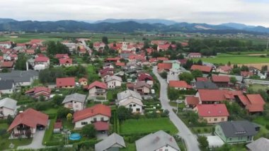 Slovenya 'nın ortasında barışçıl bir doğa görüyoruz. Hava görüntüsü. Ülke çok temiz ve temiz sulara sahip..