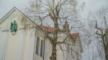 Başkentte büyük bir kilise. Tekerlek bugün pek iyi değil..