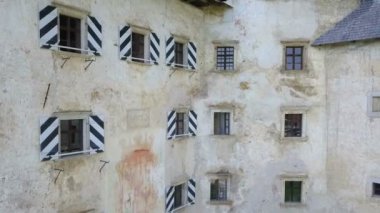 Kalede inşa edilen bu bina düşmanlardan iyi korunuyordu. Mağara ağızlı bir kale..