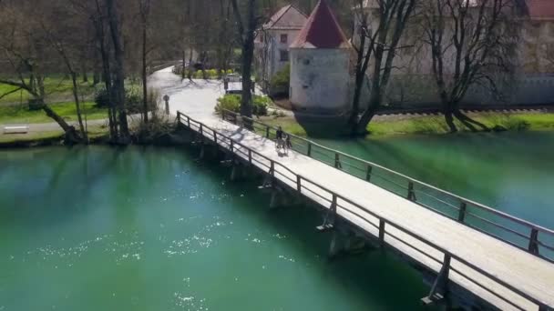 Filmato Giovane Uomo Bicicletta Sul Ponte Vicino Castello — Video Stock