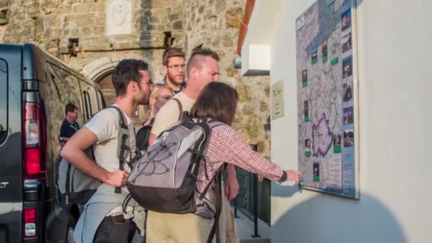Néhány Turista Megnézi Térképet Táblán Aztán Eldöntik Merre Szeretnének Menni — Stock videók