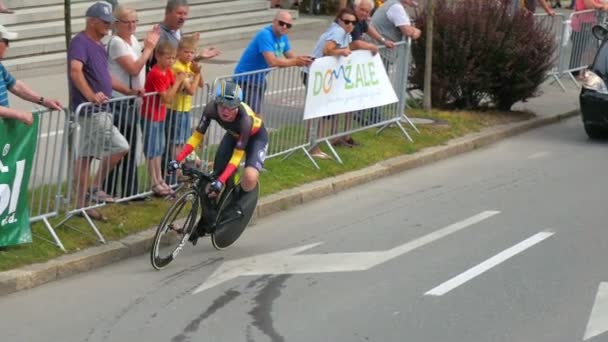 Silniční Cyklisté Zatáčí Když Přijedou Konec Ulice Pokračují Cestě Opačným — Stock video