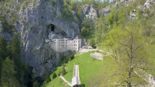 Castillo Predjama Construido Desembocadura Una Cueva Centro Sur Eslovenia Lindo — Vídeo de stock