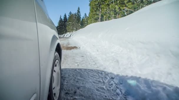 Een Auto Probeert Heel Langzaam Gladde Weg Bergop Rijden Nadert — Stockvideo