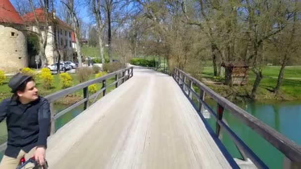 Hombre Observa Naturaleza Cuando Monta Bicicleta Sobre Puente Día Excepcional — Vídeo de stock