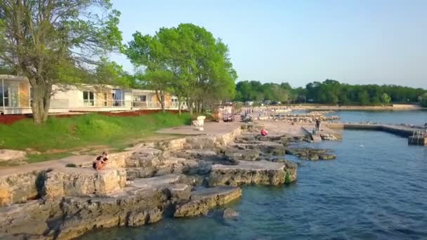 Turistas Estão Sentados Nas Rochas Lado Água Natureza Realmente Fascinante — Vídeo de Stock