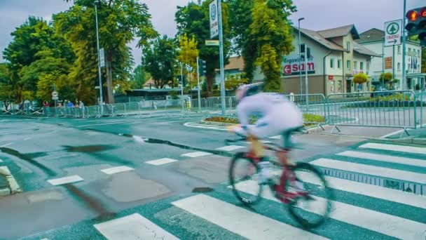 Rennradrennfahrer Rast Bei Grün Über Ampel — Stockvideo
