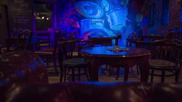 Eine Leere Bar Mitten Der Stadt Für Die Gäste Ist — Stockvideo