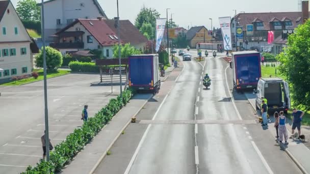 Motoros Rendőrök Hajtanak Kerékpárosok Előtt Légi Felvétel Lesz Közúti Kerékpárverseny — Stock videók