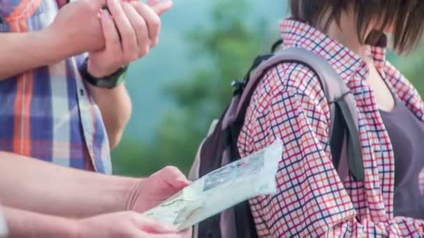 Gruppo Giovani Sta Guardando Una Mappa Fronte Loro Sono Viaggio — Video Stock