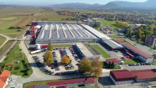 Parque Estacionamento Fora Fábrica Dia Está Agradável Ensolarado Tiro Aéreo — Vídeo de Stock