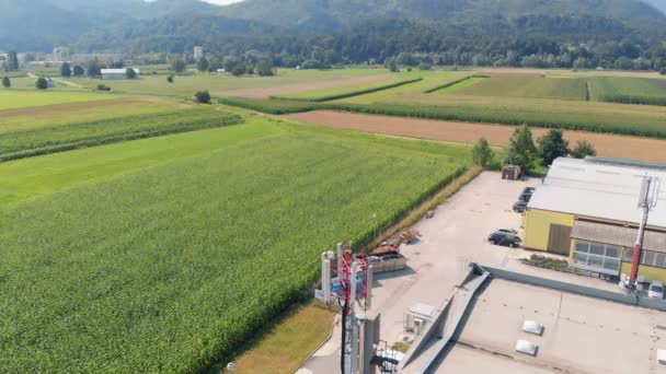 Hay Campo Verde Lado Una Fábrica Otro Lado Disparo Aéreo — Vídeos de Stock