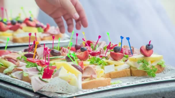 Hombre Está Tomando Una Rebanada Canapé Una Bandeja — Vídeo de stock