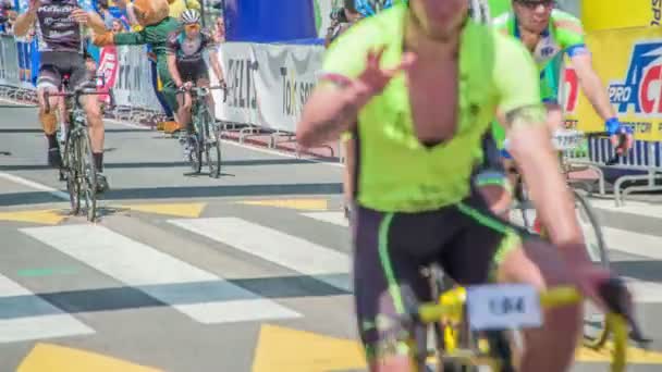 Багато Шосейних Велогонщиків Виходять Фінішну Лінію Разом Натовпі — стокове відео